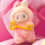 labubu-the-monsters-big-into-energy-loyalty-pelus-fi̇gur1